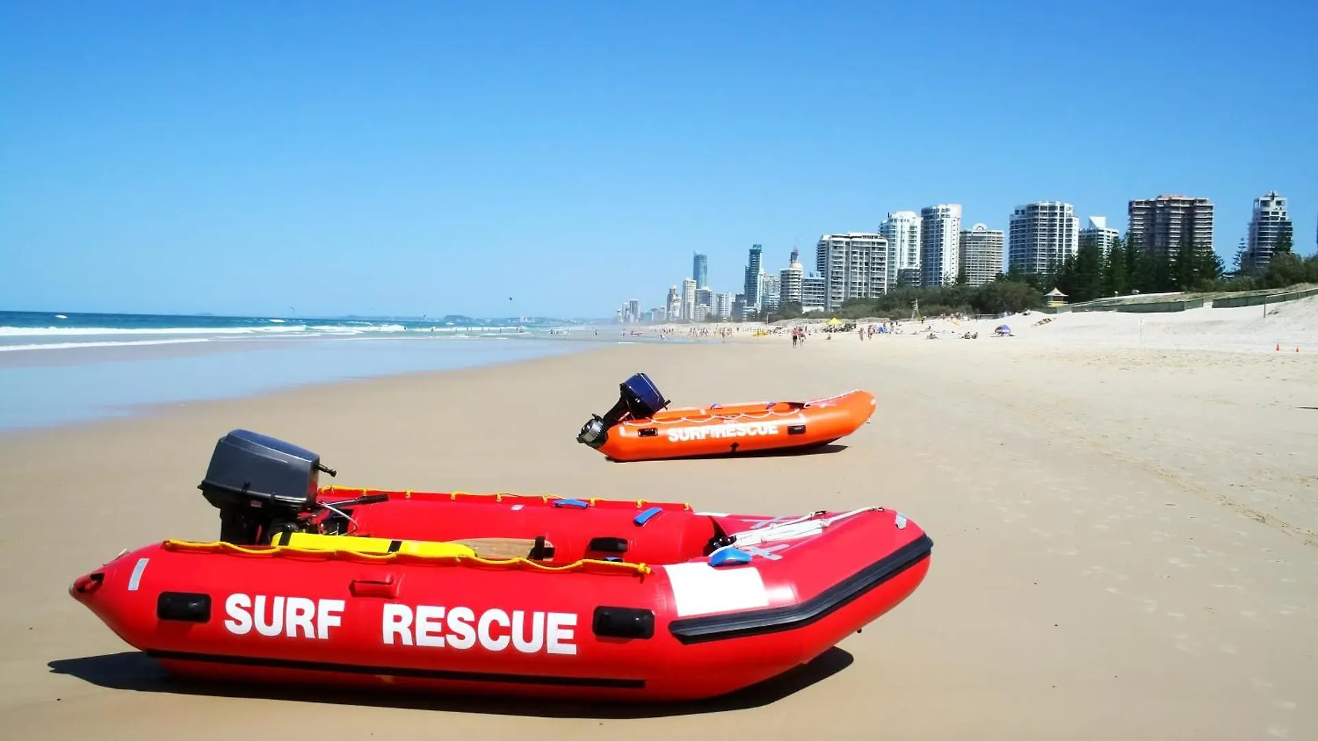 Beach Life At Peninsula Gold Coast Australien